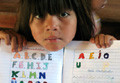 Guarani-Kind schreibt in sein Schulheft